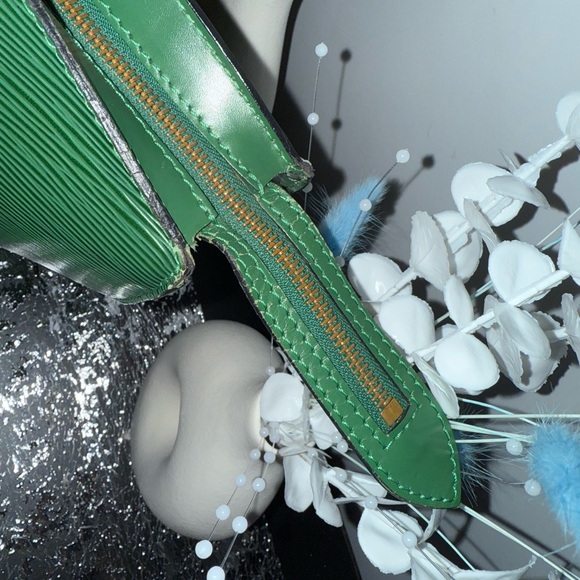 Louis Vuitton Epi - Picture 7 of 11